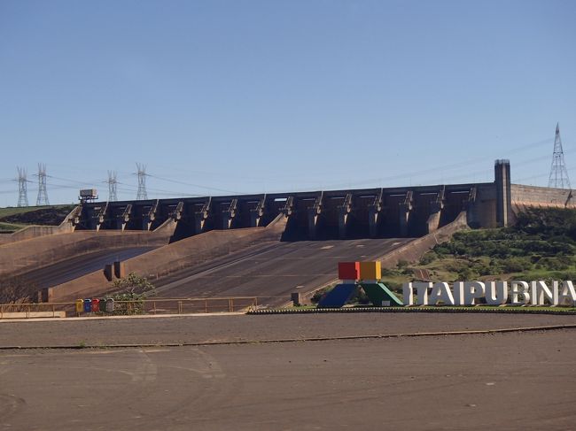 運転手と、ガイド2人がいて、参加者は15人位だった。まずバスで、全景が見渡せる展望台へ。