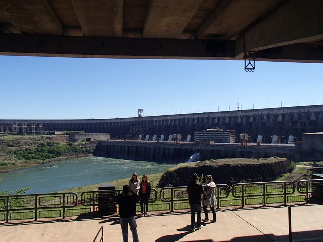 展望台で、ダムのスケールの大きさに圧倒される。