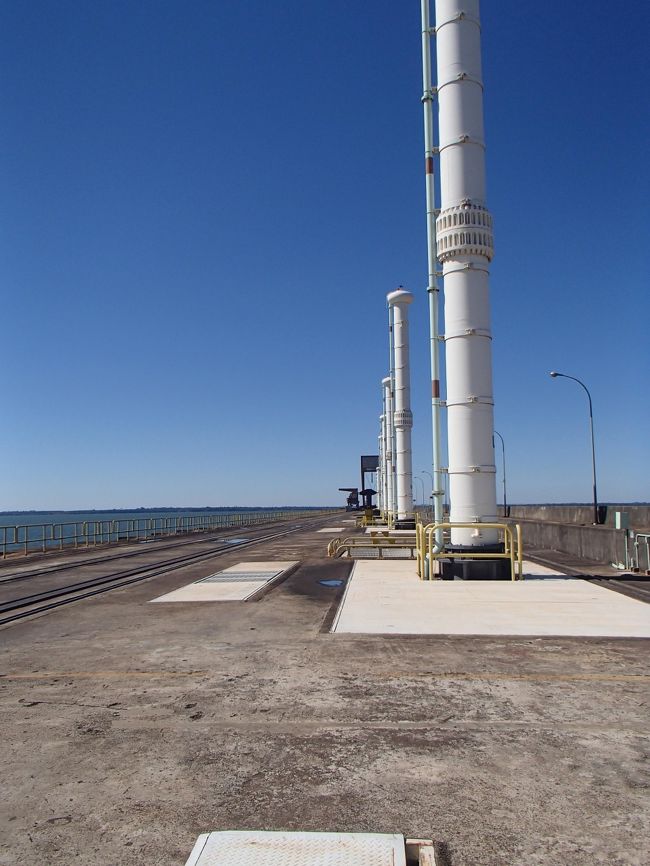 そして、バスに乗り、ダムの上へ。