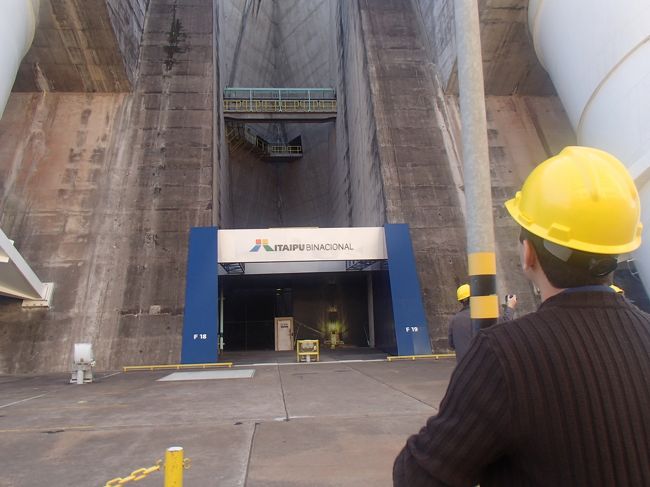 そして、ダム内部へ。ヘルメットをかぶる。ガイドは2人いて、ここから、ポルトガル語と英語のグループに分かれて行動。英語での解説のグループは、私とトルコから観光にきたご夫婦の三人だった。