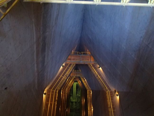 内部の吹き抜けを上から撮影。足がすくむ。そして、手ぶれした。