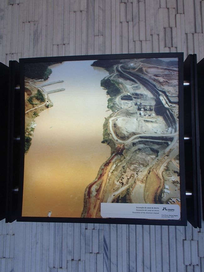 ダムの建設過程を、写真で解説。川をせき止め、作る過程を知ることができる。