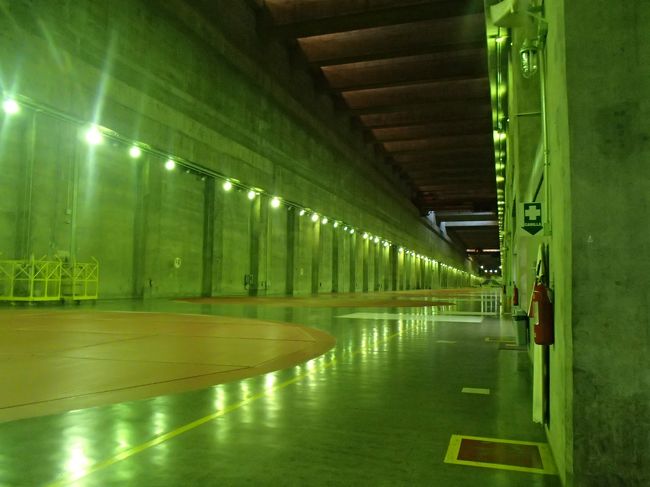 エレベータでここまで降りてきました。