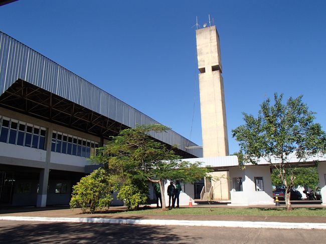 そして、バスに乗り、T.T.U.へ。ここで、プエルト・イグアス行きに乗り換える。バスはターミナルの外側にある。確かR$3位だった。バスは観光バスタイプで、みんな座る。運よく出発するバスに乗れたが、満席だった。<br />ここが、ブラジルの出入国管理事務所。バスを下車して、スタンプをもらう。乗ったバスから下車したのは、私一人だった。降りるかどうか運転手が訪ねてくれたが、ポルトガル語だったので、初めは気づかず、結局隣に座っていた少年が、教えてくれた。ありがとう、親切な少年！