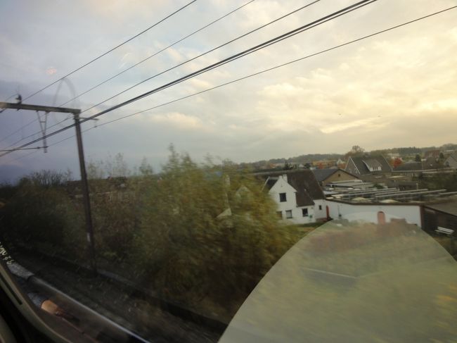 そして、ブリュッセルに向かっていく内に雨が上がってまいりました（悲）<br />ブリュッセル方面は今日は雨じゃなかったのかなぁ。<br /><br />ホントはマルクト広場の辺りに行って市庁舎とかいろいろ見る予定だったのにぃ〜。<br />クルーズしたかったのにぃ〜(>_<)d"<br />もう！<br /><br />きっとリベンジします！<br />いつかきっと・・・。