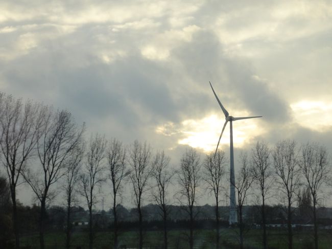 あ、現代版風車だ。<br />雨上がりの光がキレイ〜。<br />今日はおとなしく帰ってゆっくりしますかね。
