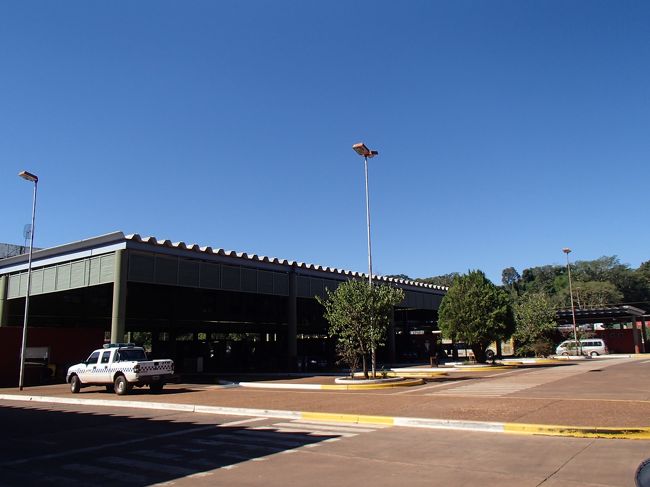 バスは待ってくれず、次のバスを待つ。大体15分位で、丁度来た。チケットを提示したら、別途料金はかからなかった。（歩き方には、バスは2社あると書いていたが、私はよく分からなかった）そして、アルゼンチン側の入国管理事務所へ。ここでは、乗客が全員おりて、荷物のX線を通し、スタンプをもらった。