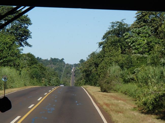 そして、プエルト・イグアスのバスターミナルで乗換て、シェラトンへ。ちなみに、アルゼンチンのバスはレアルが使えない。ATMでおろそうと考えていたが、バスターミナルにはなく、5分位あるいた先の銀行でおろす。ただ、アルゼンチンのATMは手数料がかかるみたいで、今まで見たことのない表示が出てきて、お金を下ろすのに手間取ってしまった。結局、インフォメーションで別のATMを聞き、そこで悪戦苦闘して、何とかペソをゲット。冷や汗を書いた。事前に換金すればよかったと、反省。