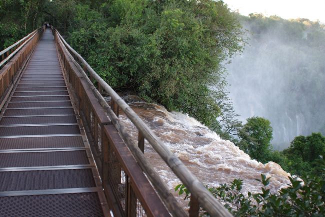 滝の上の遊歩道はこんな感じ。少し、スリルがある。