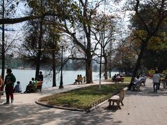 ホアンキエム湖に来てみました。