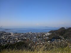 １００ｍちょっとの標高だけに、
木の下交差点から２０分ほどで山頂です。

低山だけに、夏向きではないかもしれません。
それに冬なら空気がキレイだから富士山も良く見えます。
山頂にはベンチやトイレもあり、小休憩にはもってこい。