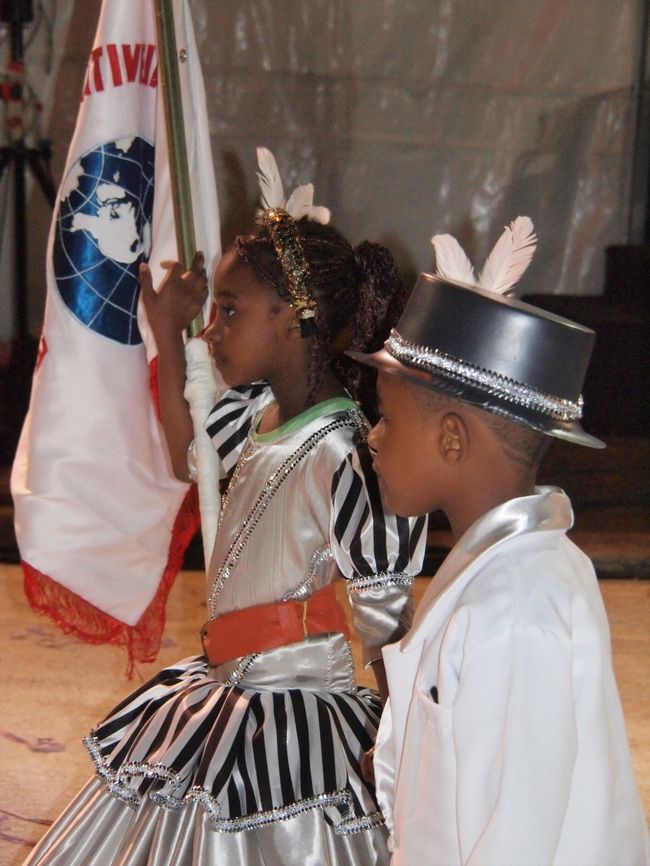 この2人はやらされている感満載。