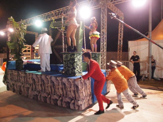 山車は人力です。。。<br /><br />この素朴さには、ソロカバのカーニバルには愛おしさも感じます。