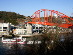 橋に近づいてみます。ちょうど広島から松山へ向かう高速船が橋の下を通過中。