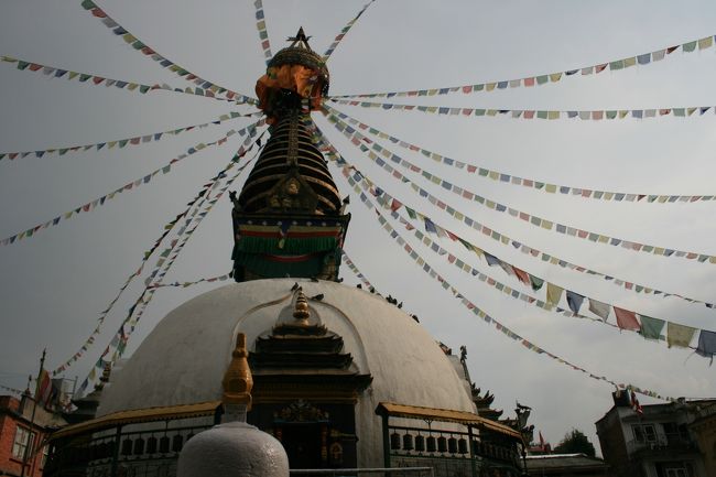 カトマンズ市内をうろちょろしていて、道に迷った挙句に、であった寺院です。大きい寺院だったので、多分有名な場所では無いかと思います。<br />