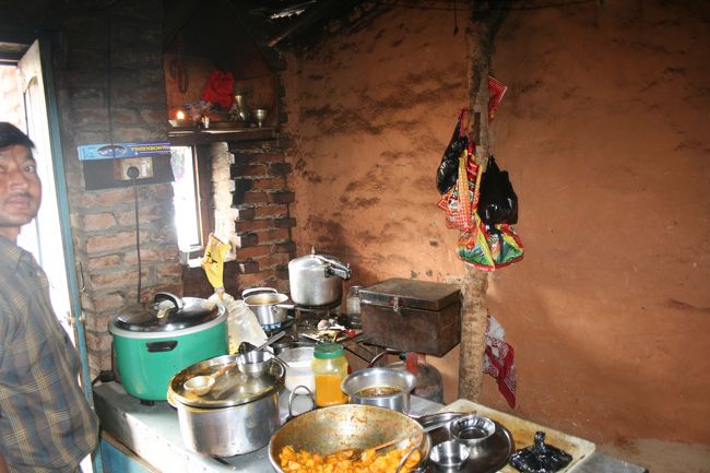 ナガルコットの食堂のキッチンです。ガイドさんと２人旅だったので、現地の人が食べる食堂にばかり連れてってもらいました。ガイドさんは日本食が食べたかったようですが（笑）