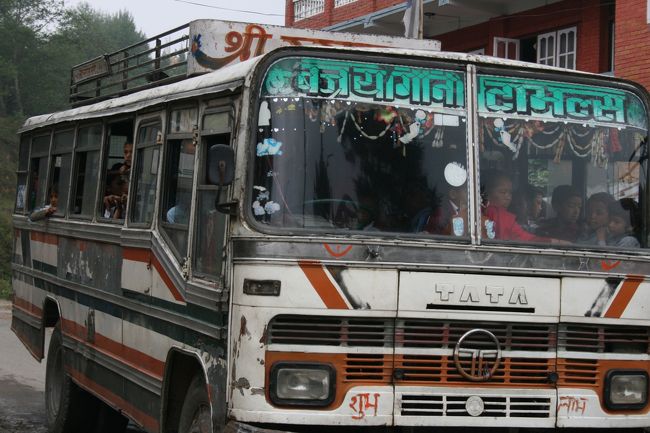 飛行機が飛ばず、１日カトマンズ待機となったので、ガイドさんの好意で、ガイドさん宅へお邪魔することになりました。市内のバスに乗ってみたいとリクエストしてバスで移動しましたが、バスのオンボロさと、乗車率にびっくりしました。（数年後の旅のインドでは、もっとびっくりしますが）
