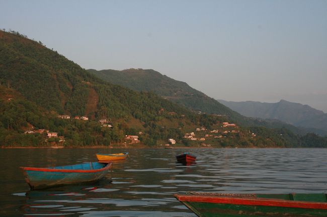 朝、ボートをチャーターしてペア湾でのんびりしました。<br />屋台で買ったチャイがうまかった。