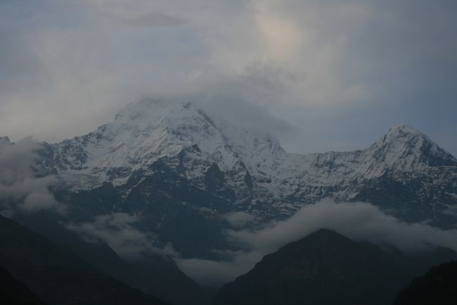 朝日に浮かぶアンナプルナです。<br />何時間見ていても飽きません。