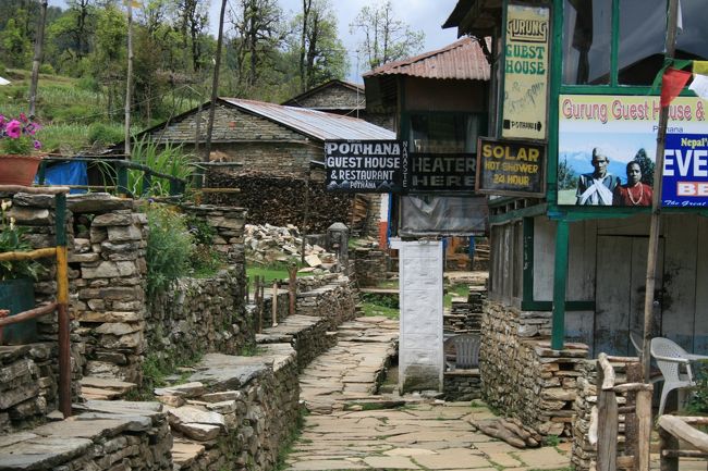 ポカラからランドルンまでのトレッキングの途中で昼食を取りました。<br />ひなびたかわいらしい村で、心が和みました。