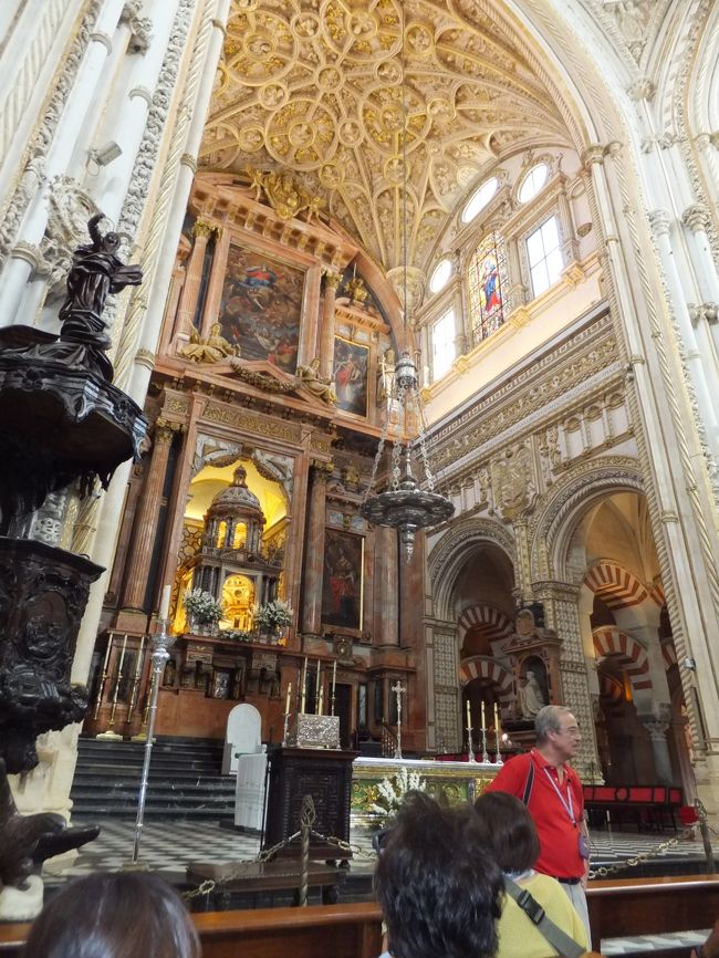 1236年、フェルナンド3世によりコルドバが征服されるとメスキータはキリスト教の礼拝堂として使われ始めたそうです。<br /><br />1523年から、内部の中央に大聖堂が建設され、イスラム建築とキリスト教建築が共存する建物となったそうです。<br /><br />中央礼拝堂