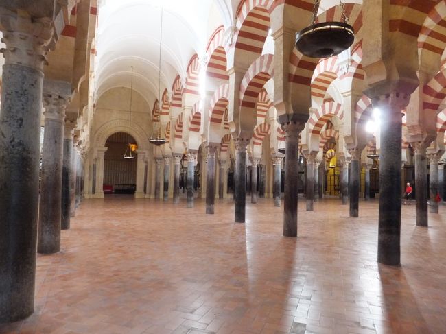 イスラム時代最後の９８７年頃の改修では、それまでの大理石の床は赤いタイルに張替えられます。