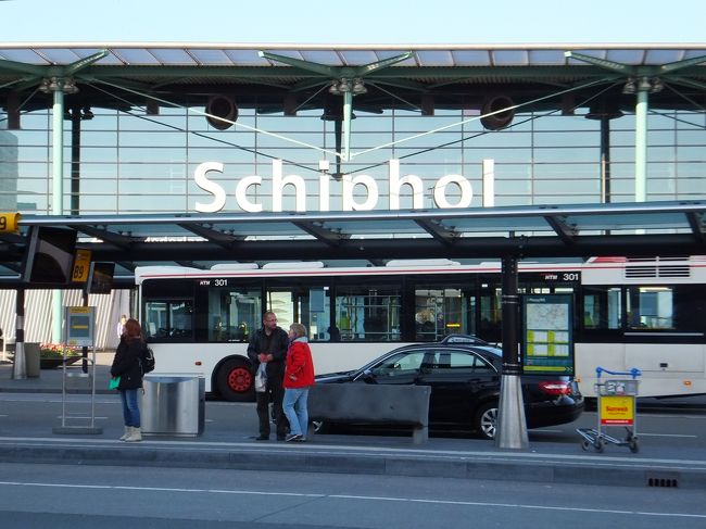 ルフトハンザでフランクフルト経由アムステルダムに到着です。<br />機内は両サイド外国人の男性に挟まれ12時間しゃべることもなかったです。