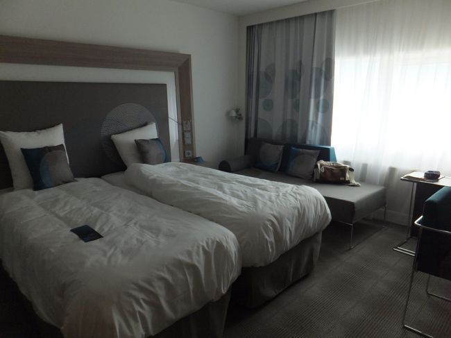 1泊目はハーグに泊まりました。<br /><br />ノボテル　ワールド　フォーラム　です。<br />こんな広いところに一人って凄く贅沢だなぁ〜(^_^)/