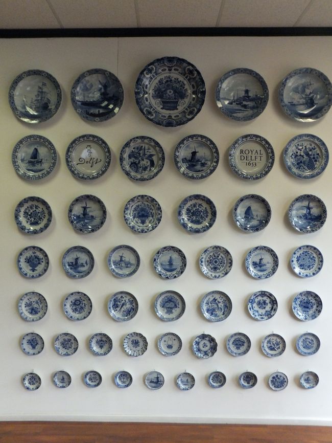 デルフト焼きの工房<br /><br />入るとすぐにデルフト焼きのお皿が飾ってあります。<br />