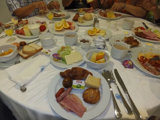 ６：３０　起床<br />７：００　朝食<br />８：３０　バスに荷物を預け、徒歩で行く。