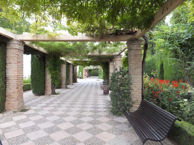 まずは１４世紀に建設された、太陽の丘にあるナスル朝の夏の別荘、ヘネラリフェから見学。