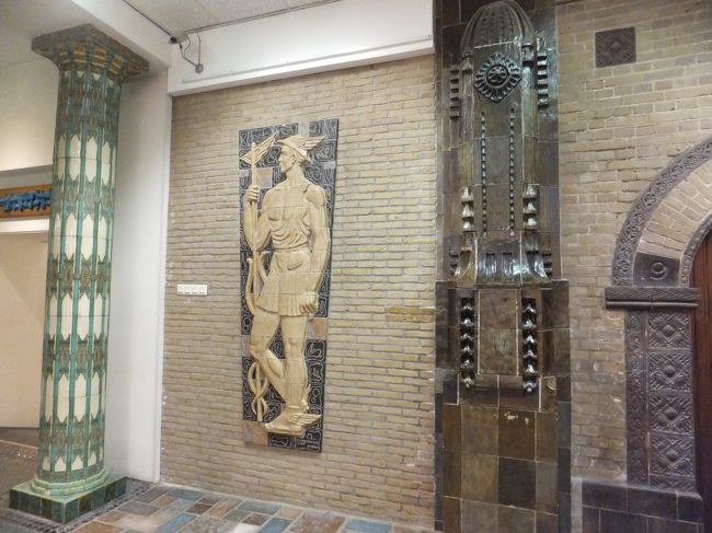 壁も柱もデルフト焼きのタイルでした。