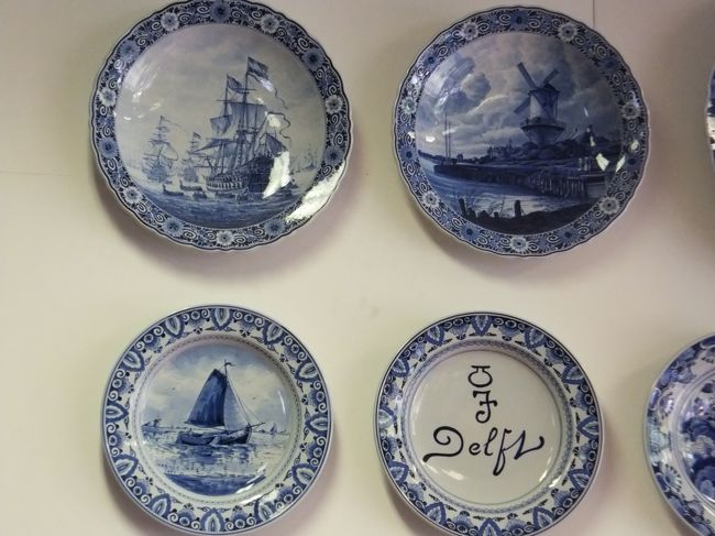 デルフトブルーはとてもきれいです。<br />アウトレットで手書きの小皿を買いました。1枚26ユーロでした。<br /><br />トイレの便座もデルフト焼きだそうです。私は入らなかったので分からないけど、ツアーの人が凄かったよ。と教えてくれました。<br /><br />ぜひトイレに入ってみて下さいね。(*^^)v