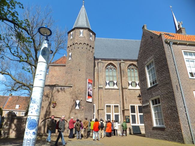 街灯の支柱もデルフト焼きです。