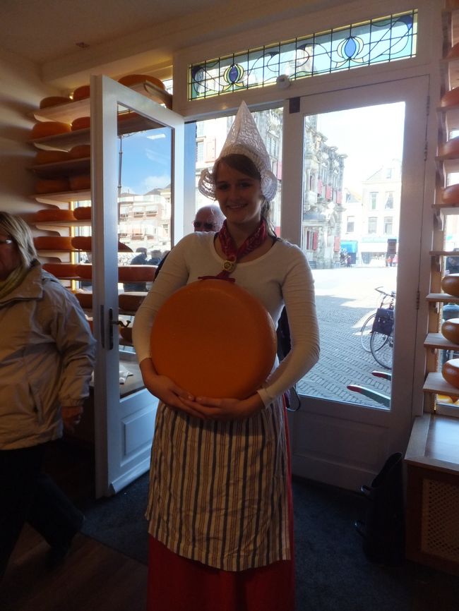 マルクト広場のチーズ屋さん<br /><br />色々試食しました。スモークされたのやペッパーが入っているものなどいろんな種類がありました。初日ということもあり買わなかったんですが、買っとけば良かったと後悔しました。<br /><br />