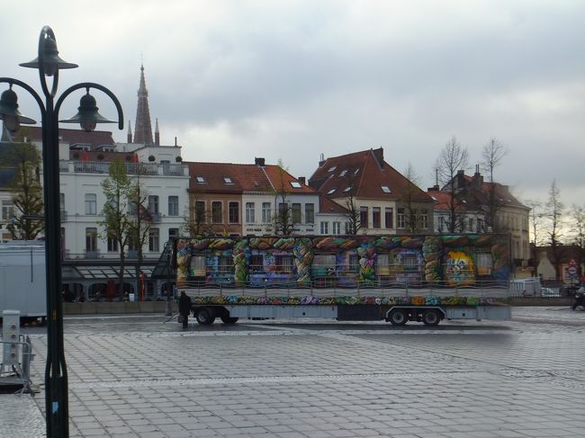 ガイドさんと待ち合わせです。私たちの方が早く到着してしまいました。<br /><br />雨上がりで風が冷たかったです。<br />駅前の広場ですがここに移動遊園地が出来るそうです。<br />カラフルなトレーラーがいっぱい停まっています(^O^)