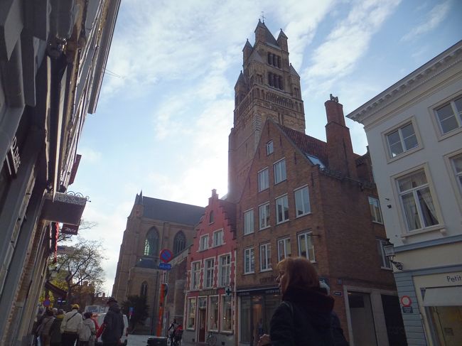 ガイドのエレナさんと合流しブルージュの旧市街に向かって歩いて行きます。