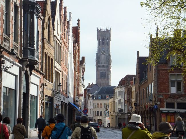 目の前に街のシンボルである鐘楼が見えて来ました。