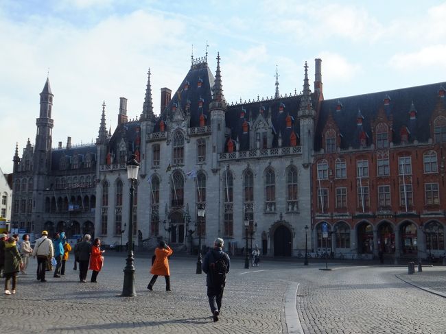 マルクト広場に到着です。<br />朝早かったせいか私たち以外ほとんど人がいません(*^^)v<br />朝日がとても眩しかったです(^_^)/