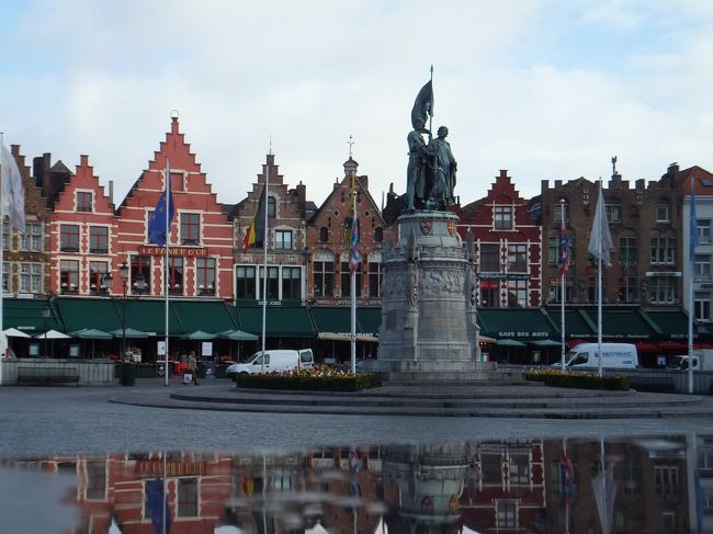 カラフルなギルトハウスが立ち並んでます。<br />昨夜降った雨でできた水たまりに写りこんで綺麗でした。(^^)v