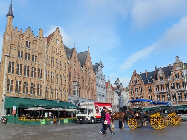 お店の準備も始まりました。<br />馬車のスタンバイもOKのようです。<br />この馬車でブルージュの街を巡ってみるのもいいでしょうねぇ〜(^_^)/