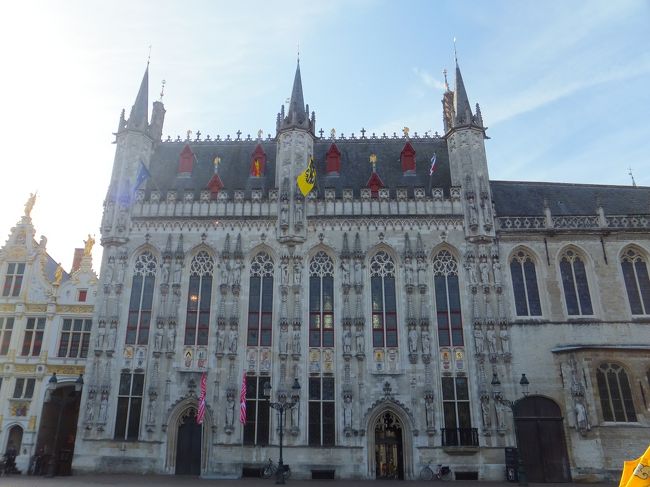ブルグ広場に到着♪<br /><br />かつてのフランドル伯の館があったところ。<br /><br />聖血礼拝堂
