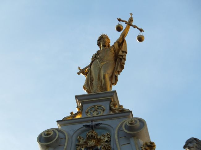 逆光に負けず屋根の上にズームアップ！<br />天秤を持っているのできっと裁判所であってると思います。