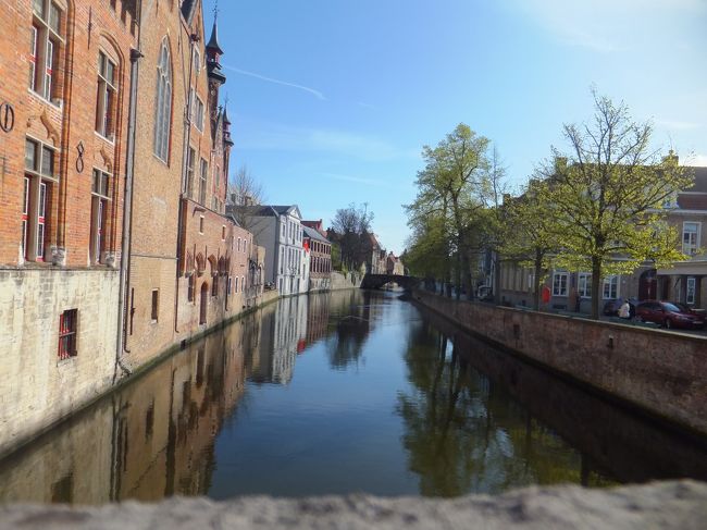 ブルグ広場を抜けて歩いていくとこんな運河に出会いました　♪