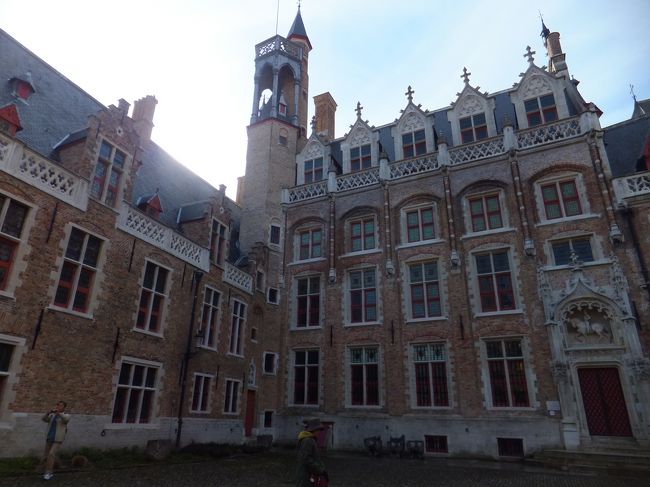 街中を散策します。<br />フリータイムが１時間ありました。<br />多くの人はカテレイヌストラートというチョコやレースのショップが並ぶ通りに行かれてました。<br />私は絵葉書を出すために一人郵便局を目指しました。