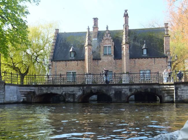 ちゃんと日本語の案内が流れました。<br />説明の度にあっち向きこっち向き…<br />しかし、シャッターチャンスを逃しっぱなし。。。