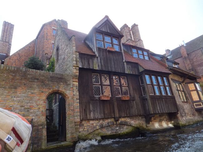 一番後ろに乗っていたのでちょっと振り返り気味に　パチリ♪<br />ボートも揺れる揺れる。ちょっとしたアトラクションです。<br />もちろん水しぶきもかかります。(*^^)v