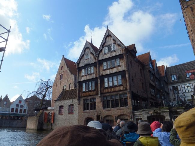 運河沿いには珍しく木の外壁の建物です。屋根のあたりのカットも素敵です。<br />道を歩いている人から手を振られたり、子供が見てたりと楽しいクルーズです。運河から見上げる街並みはまた違って見えます。<br /><br />ただ、寒かった！それが難点。<br />クルーズの前には必ずトイレに行ってください。それでもクルーズ後にも行く感じです。ツアーの８割がたの人がそうでした。