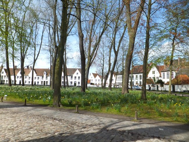 ベギン会院<br />フランドル地方に誕生した質素で敬虔な生活を送る夫人の集団をベギン会というそうです。<br />静寂に包まれた空間という感じでした。