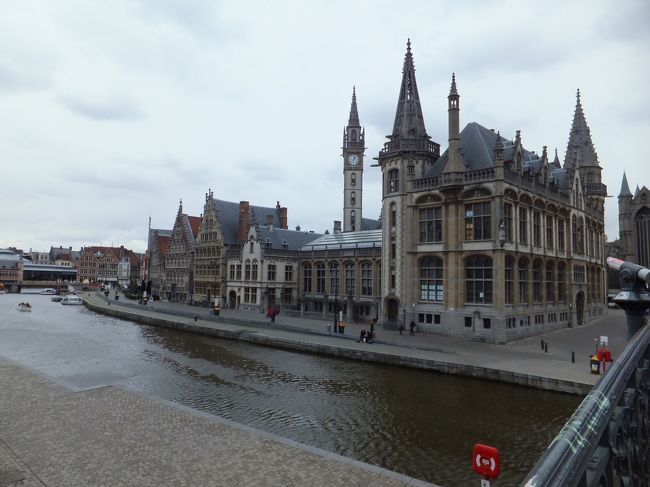 フリータイム１時間ありＭＡＸに行ったけれど一杯で諦めました。でもガイドさんが教えてくれた肉屋のギルドハウス近くのお店でワッフルを食べ、その前の露店で甘ーいゼリーのようなグミの様な感じのお菓子を食べました。<br />人気の露店だったようで地元の人がたくさん買っていました。色も紫〜黒に近い感じです。日本人向きではないかなぁ？<br /><br />雨も小降りになったので一人で散策します。<br />集合時間が迫ってきました。目の前のチョコレート屋さんに入ってみます。人のよさそうなお兄さんが一人でやってる小さなお店です。知ってる単語を並べてお兄さんのお勧めのチョコを３個買いました。<br />それが激ウマ！（翌日食べて分かったんですけどね）<br />ガイドさん曰く、気になってたお店の一つだったそうです。地元の人にも人気のお店みたいでした。<br /><br />と言う訳で、３枚しか撮れませんでした(T_T)<br />ウインドのディスプレイもおしゃれだったのに…何も撮れなかった…<br />残念！　<br />予備のバッテリーを持って行くか、毎日充電しないとこんな羽目に陥ります。